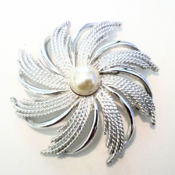 Vintage Sarah Coventry Pinwheel Silvertone Faux Pearl Brooch 1962 - Picture 5 of 6